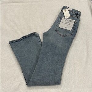 Good American - Good Classic Slim Bootcut - High-Rise Slim Fit with Bootcut Leg